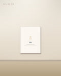 Personalisiertes Einschulungsposter mit Schultüte 30 × 40 cm ohne Rahmen an heller Wohnzimmerwand über Holz-Sideboard