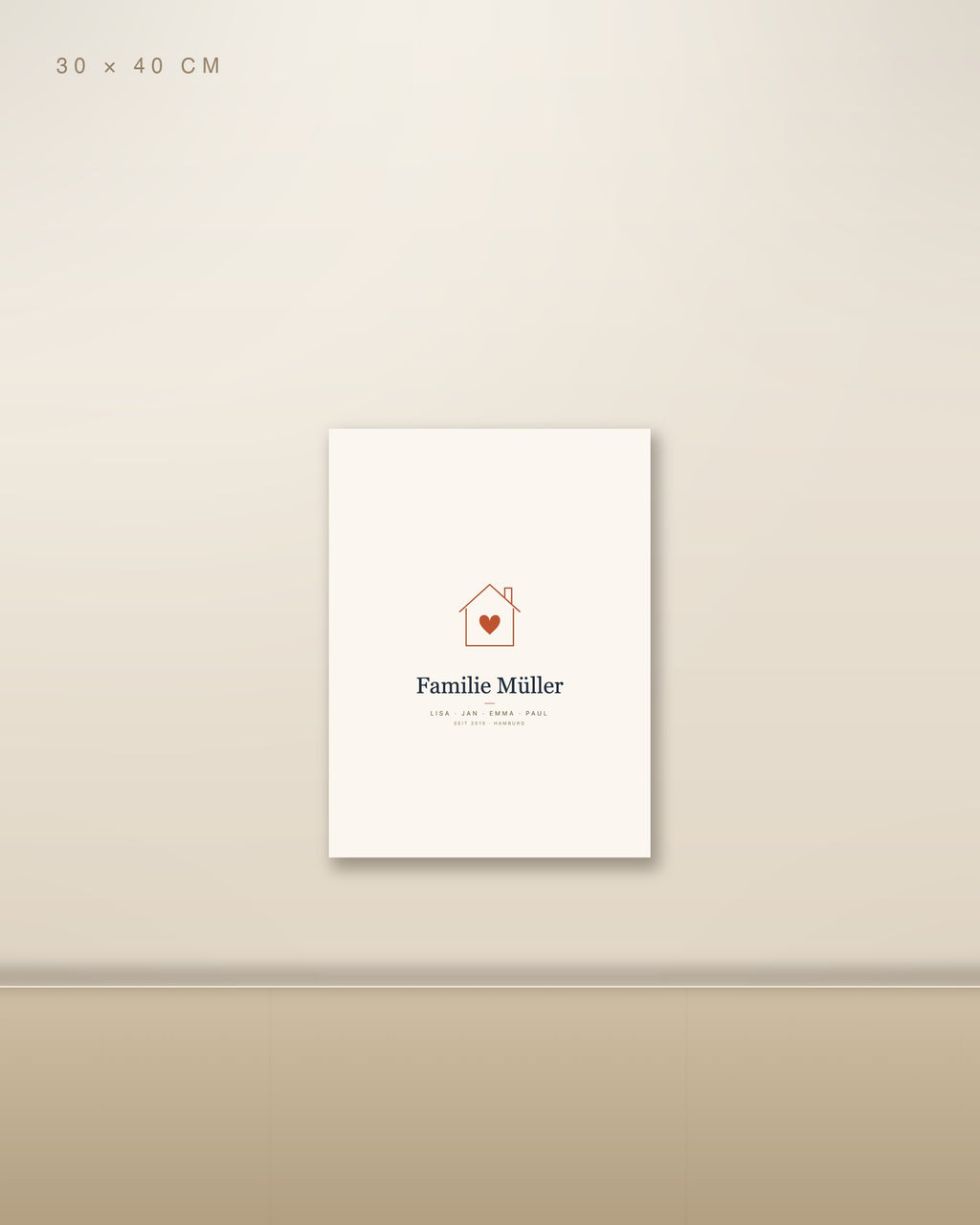 Personalisiertes Familienposter mit Haus und Herz 30 × 40 cm ohne Rahmen an heller Wohnzimmerwand über Holz-Sideboard