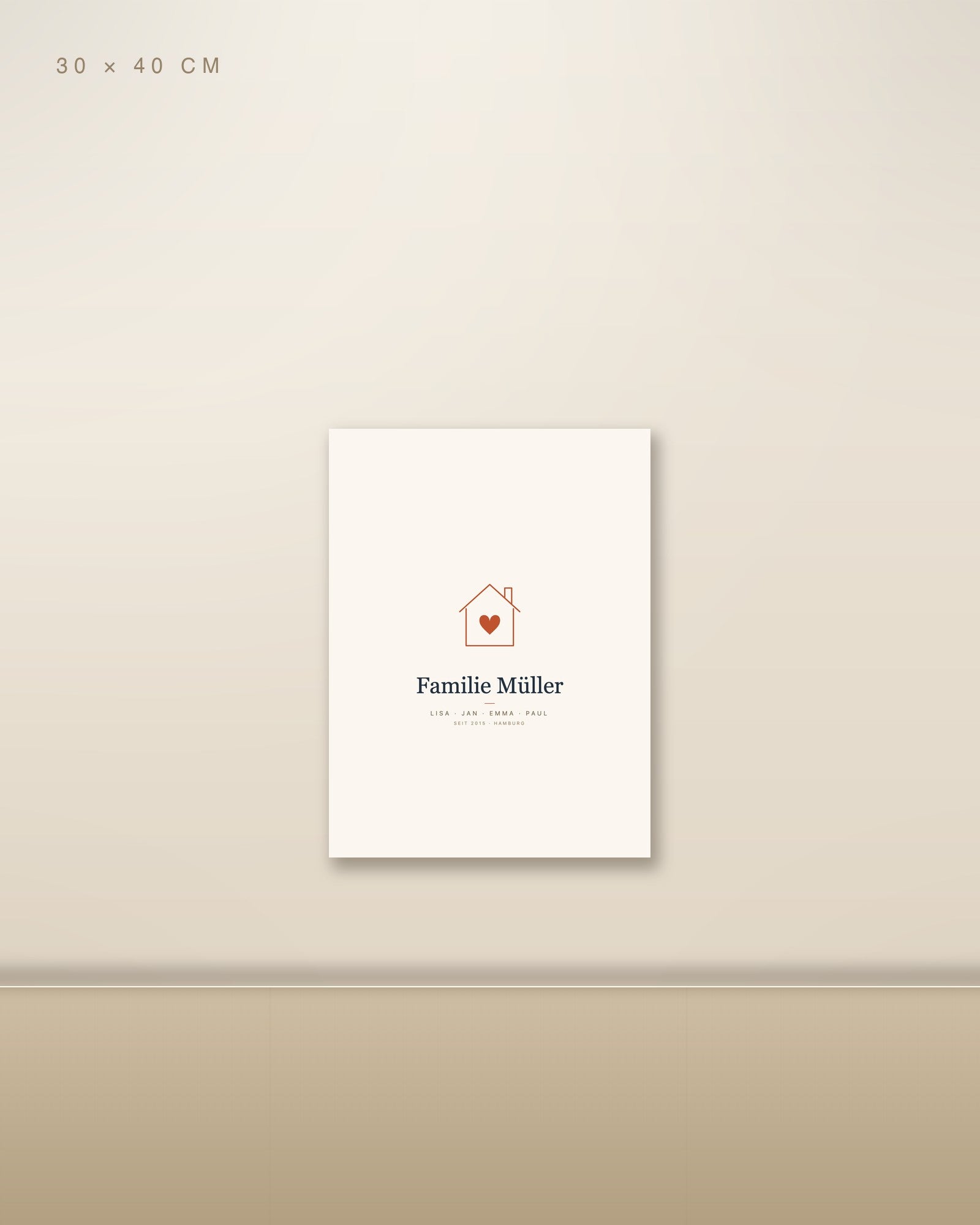 Personalisiertes Familienposter mit Haus und Herz 30 × 40 cm ohne Rahmen an heller Wohnzimmerwand über Holz-Sideboard