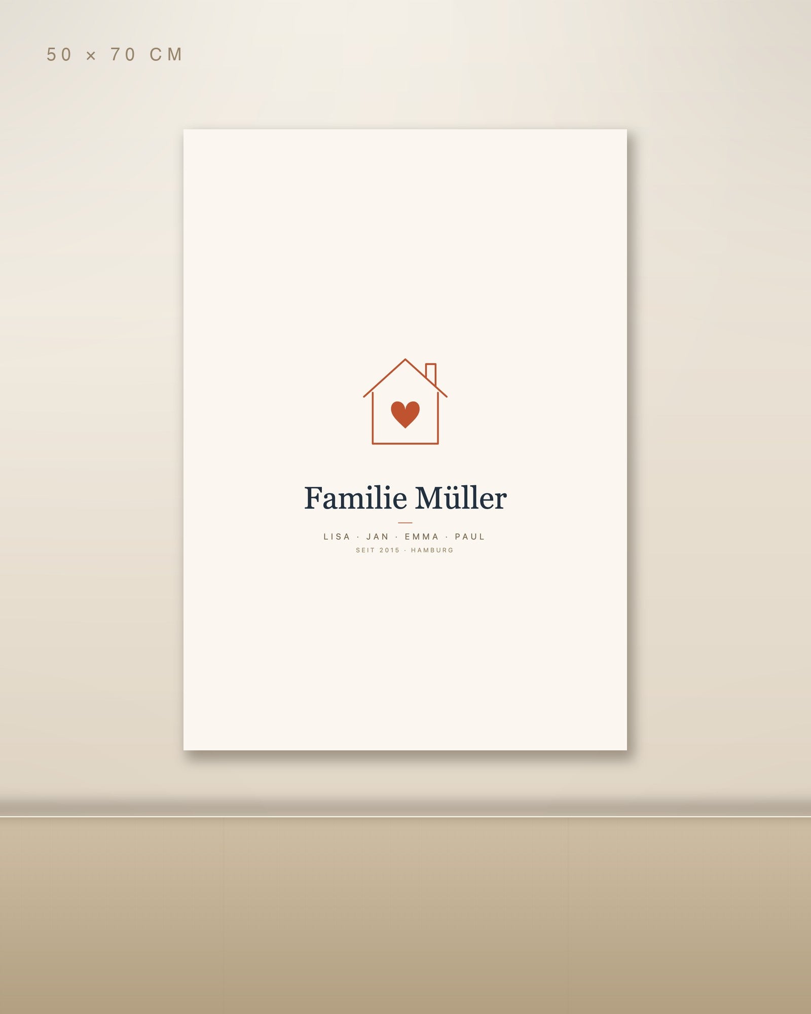 Personalisiertes Familienposter mit Haus und Herz 50 × 70 cm ohne Rahmen an heller Wohnzimmerwand über Holz-Sideboard