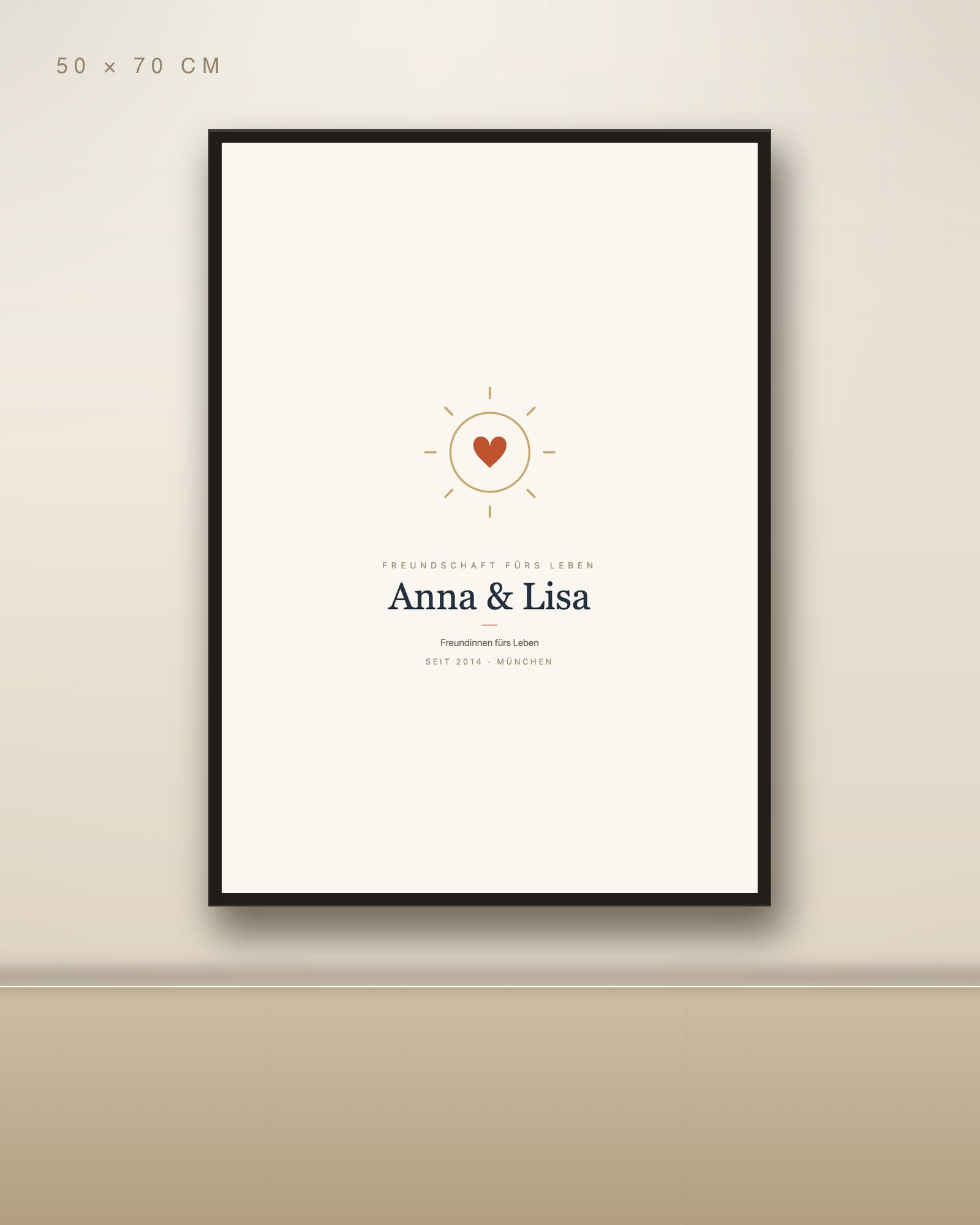 Personalisiertes Freundinnen-Poster mit Sonne und Herz 50 × 70 cm mit schwarzem Rahmen an Wohnzimmerwand über Holz-Sideboard