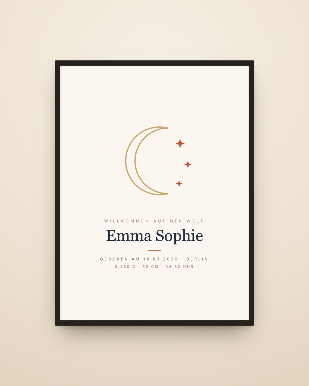 Personalisiertes Geburtsposter mit Name, Geburtsdatum und Geburtsdaten unter goldenem Mond, gerahmt an der Wand