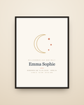 Personalisiertes Geburtsposter mit Name, Geburtsdatum und Geburtsdaten unter goldenem Mond, gerahmt an der Wand