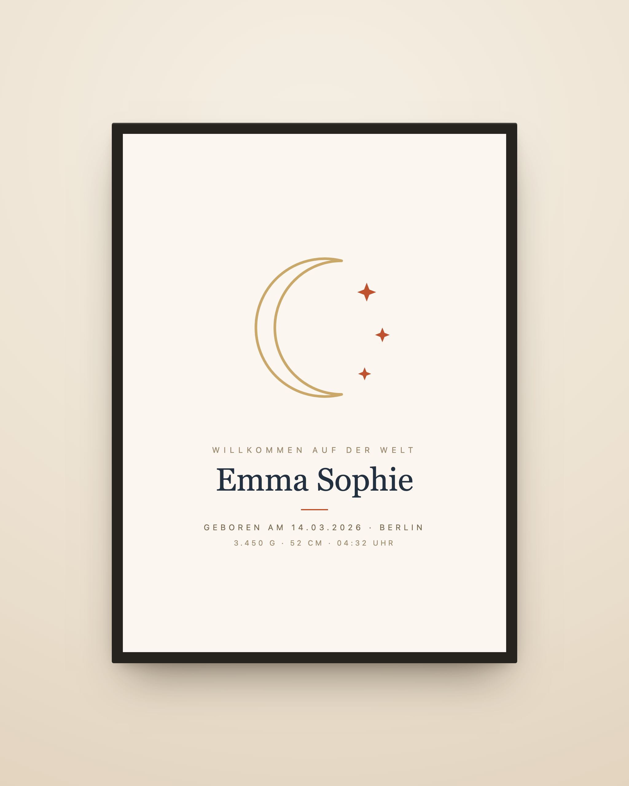 Personalisiertes Geburtsposter mit Name, Geburtsdatum und Geburtsdaten unter goldenem Mond, gerahmt an der Wand
