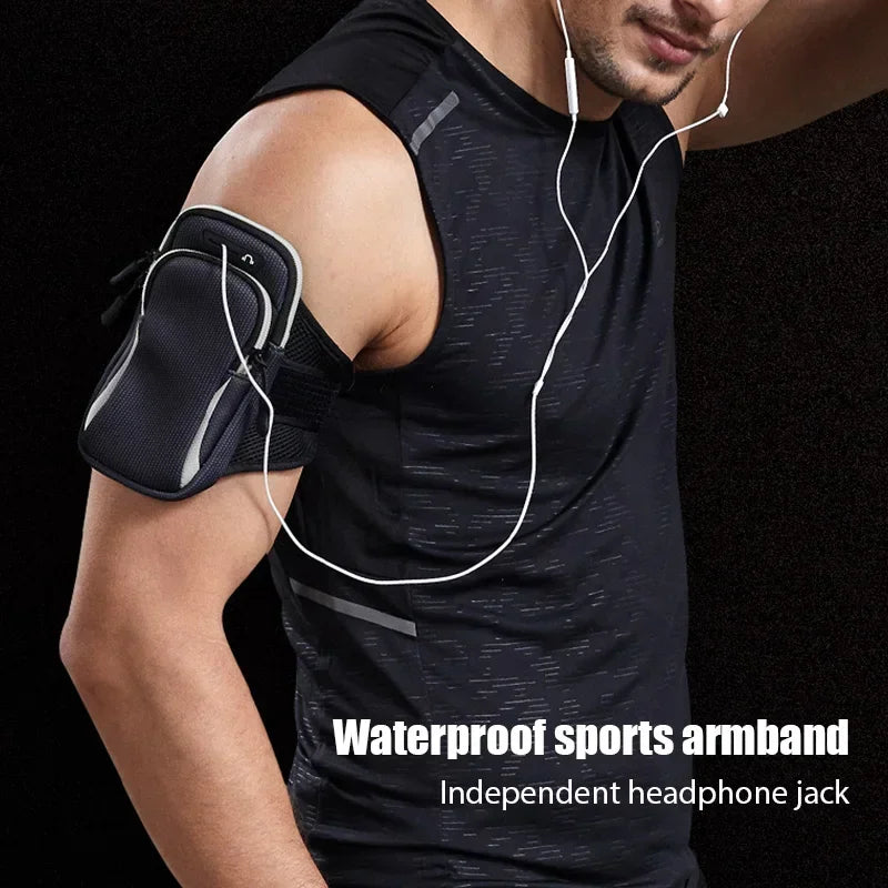 Gexit Sport-Armband schwarz, am Oberarm getragen mit Kopfhöreranschluss