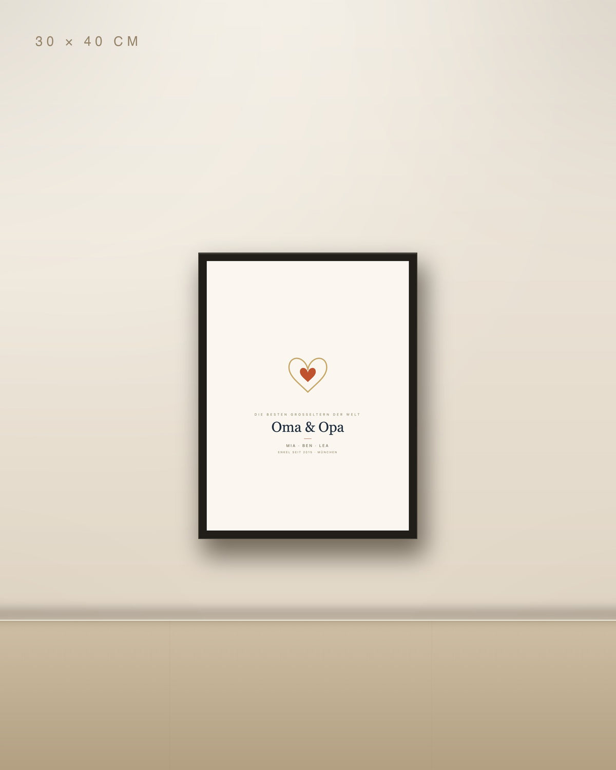 Personalisiertes Großeltern-Poster mit Enkelnamen 30 × 40 cm mit schwarzem Rahmen an Wohnzimmerwand über Holz-Sideboard