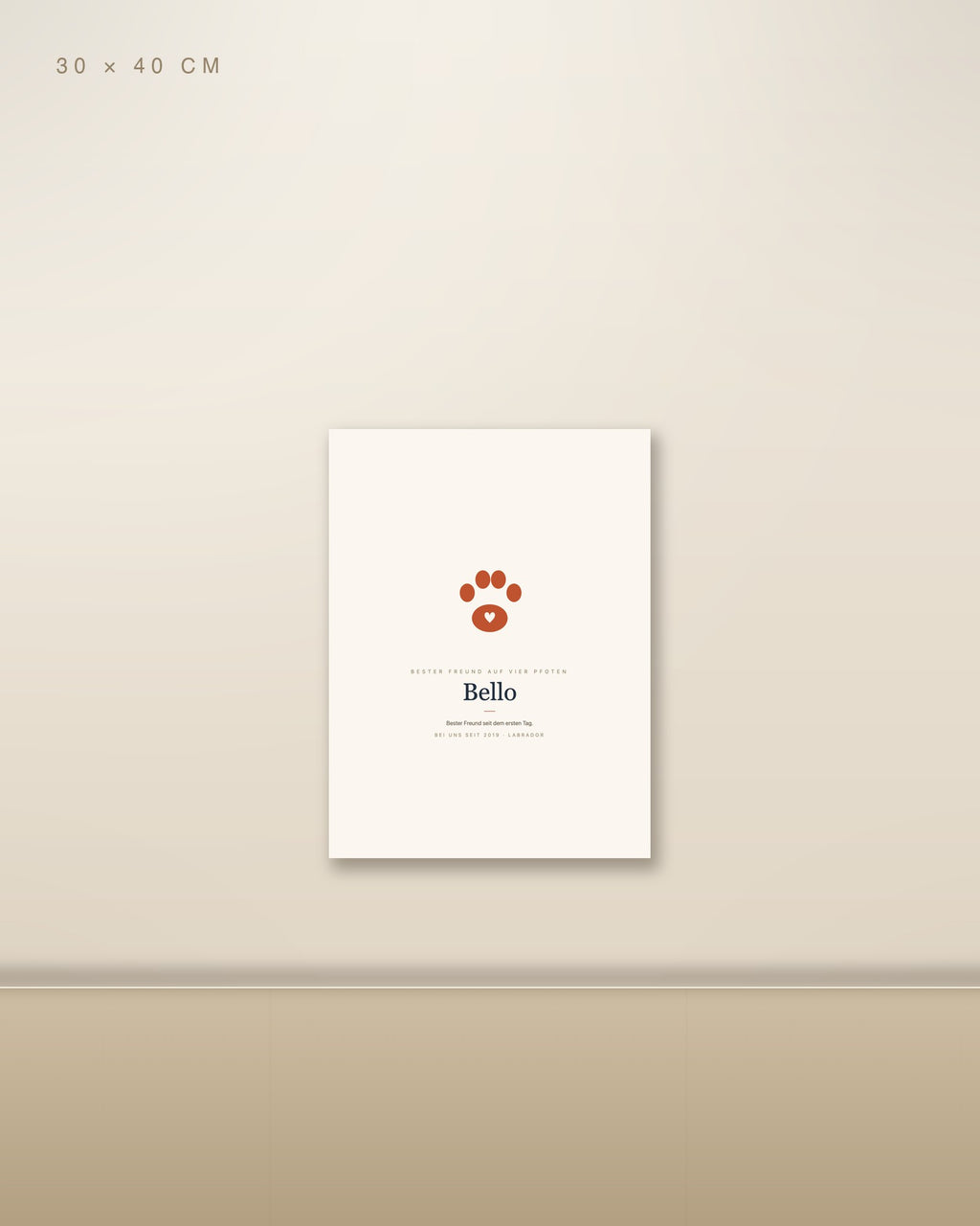 Personalisiertes Haustier-Poster mit Pfote und Herz 30 × 40 cm ohne Rahmen an heller Wohnzimmerwand über Holz-Sideboard
