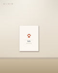 Personalisiertes Haustier-Poster mit Pfote und Herz 30 × 40 cm ohne Rahmen an heller Wohnzimmerwand über Holz-Sideboard