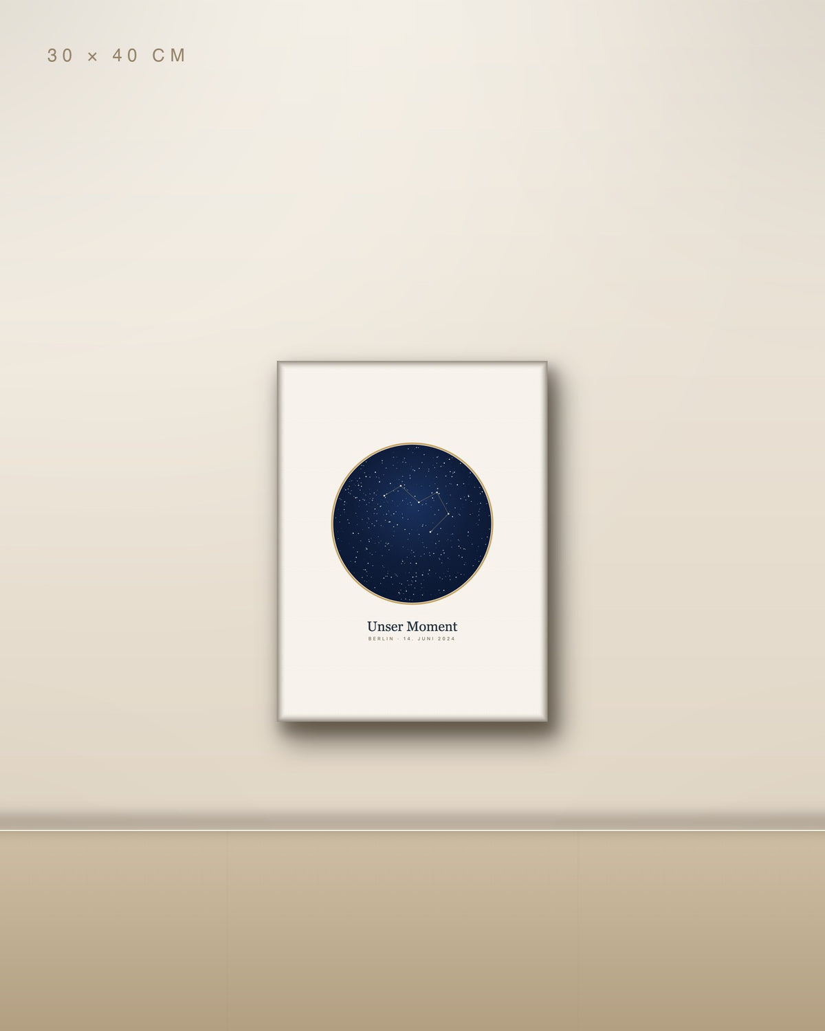 Personalisierte Sternenkarte als Poster 30 × 40 cm als Leinwand mit Keilrahmen an Wohnzimmerwand