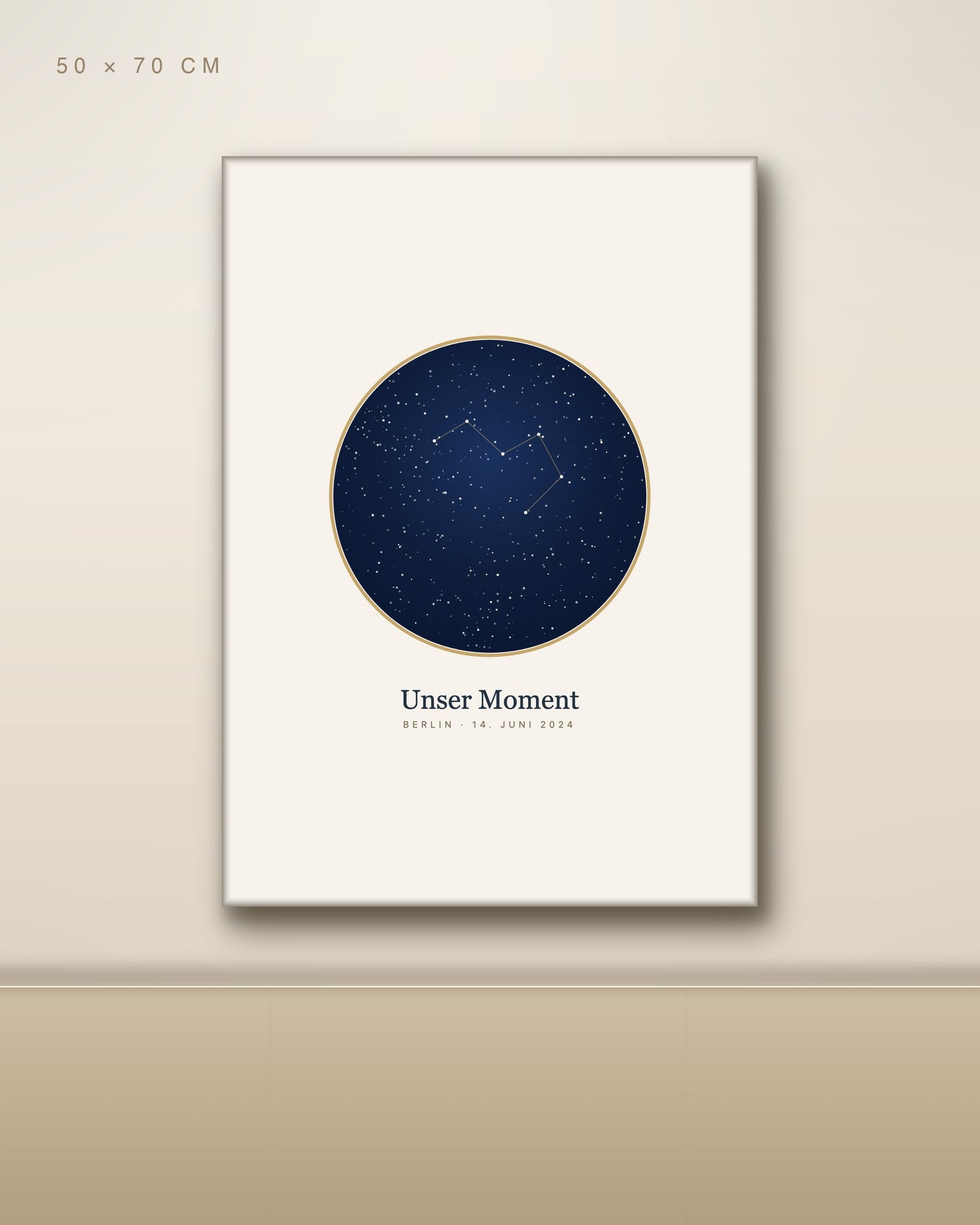 Personalisierte Sternenkarte als Poster 50 × 70 cm als Leinwand mit Keilrahmen an Wohnzimmerwand