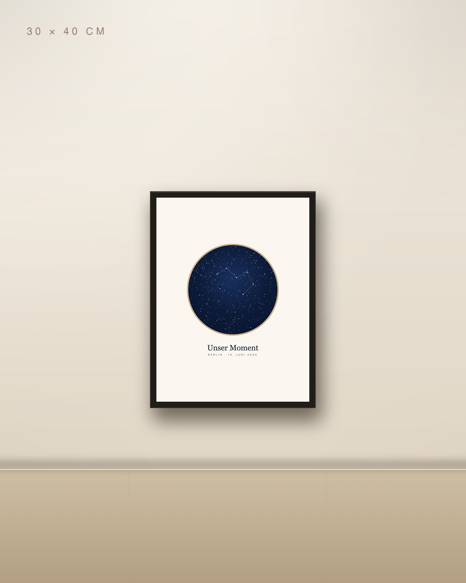 Personalisierte Sternenkarte als Poster 30 × 40 cm mit schwarzem Rahmen an Wohnzimmerwand über Holz-Sideboard