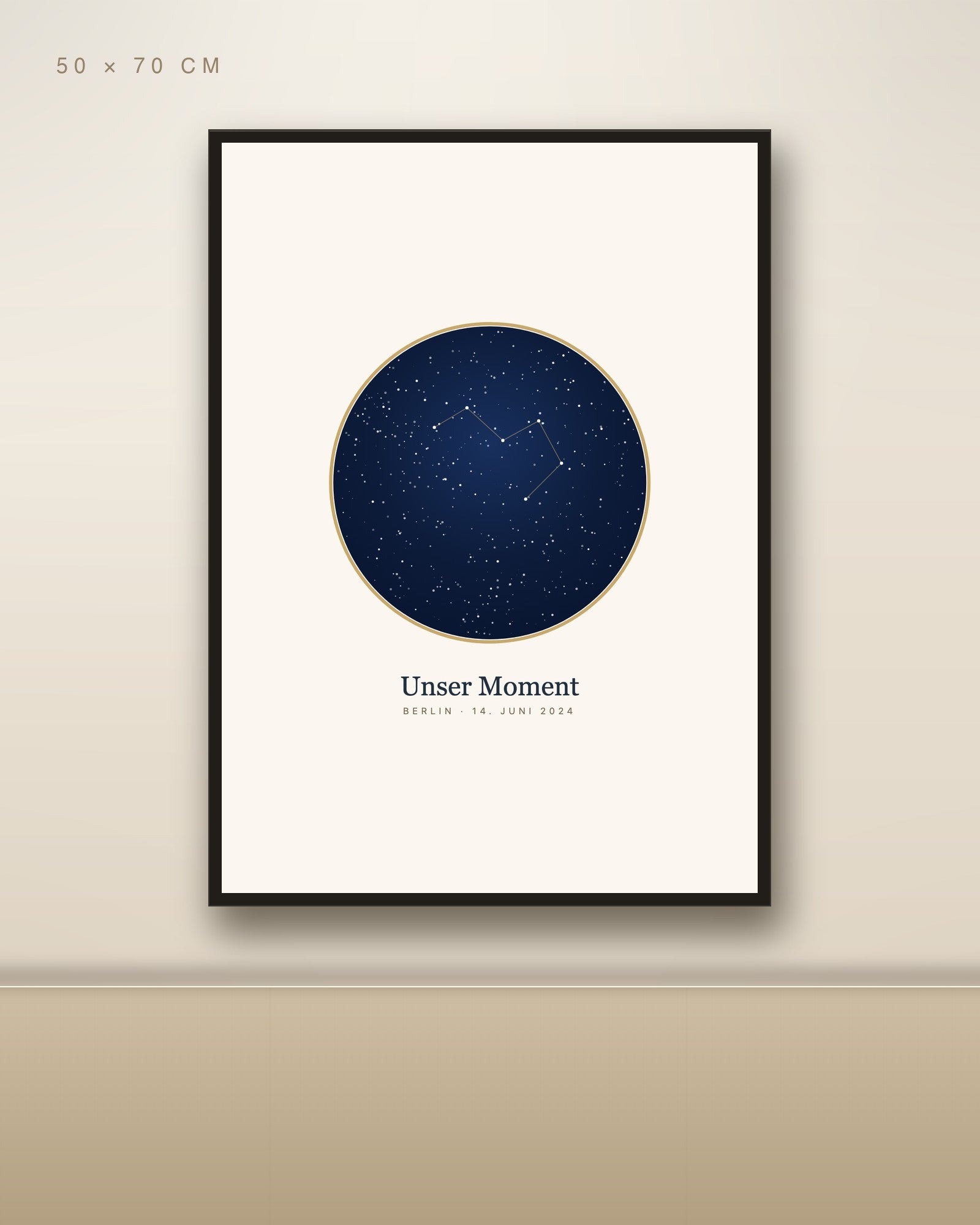 Personalisierte Sternenkarte als Poster 50 × 70 cm mit schwarzem Rahmen an Wohnzimmerwand über Holz-Sideboard