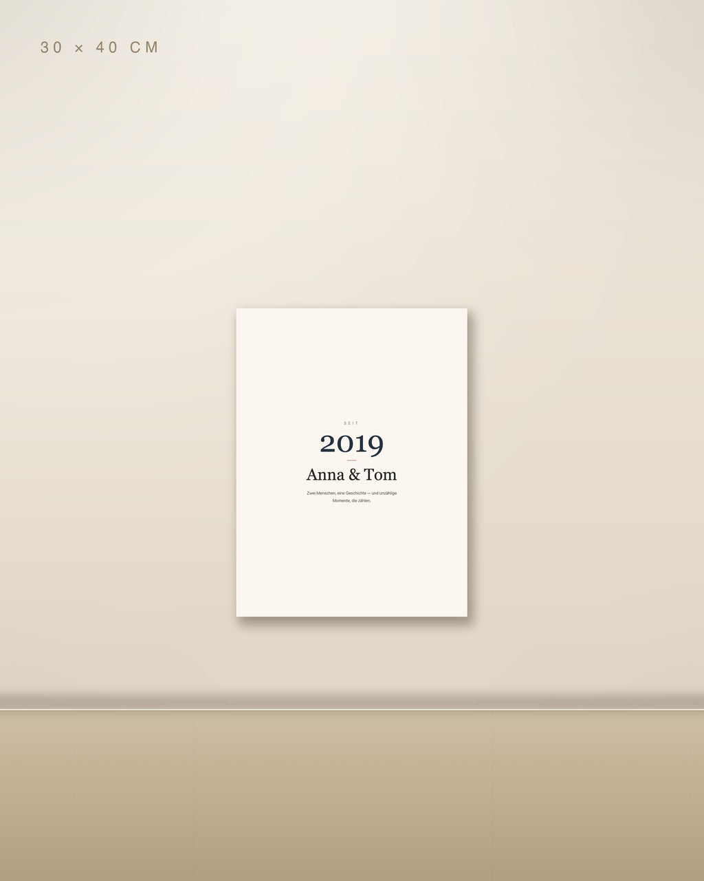 Personalisiertes Typo-Poster 30 × 40 cm ohne Rahmen an heller Wohnzimmerwand über Holz-Sideboard