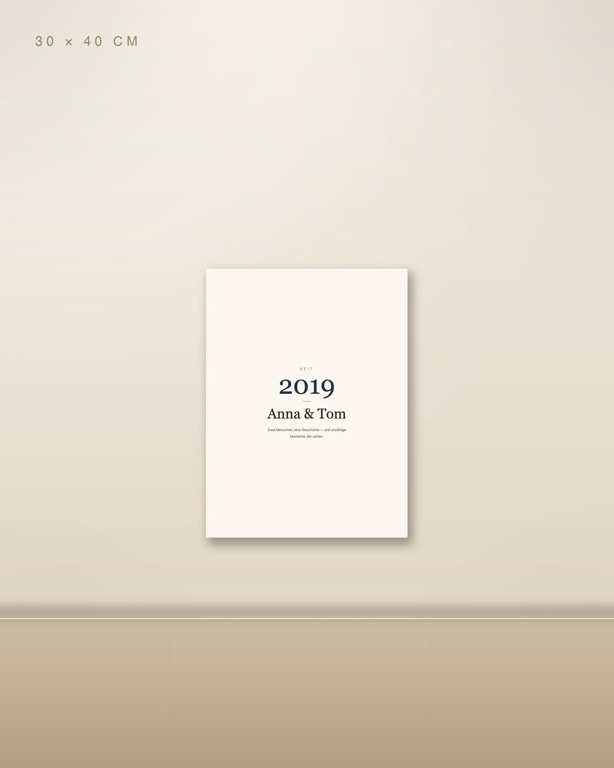 Personalisiertes Typo-Poster 30 × 40 cm ohne Rahmen an heller Wohnzimmerwand über Holz-Sideboard