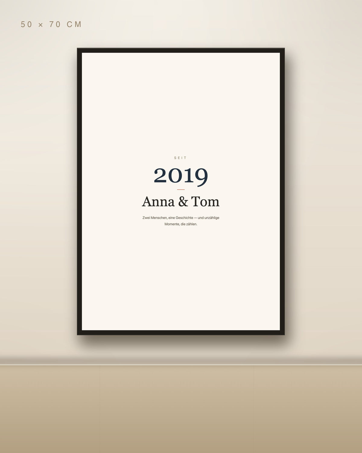 Personalisiertes Typo-Poster 50 × 70 cm mit schwarzem Rahmen an Wohnzimmerwand über Holz-Sideboard